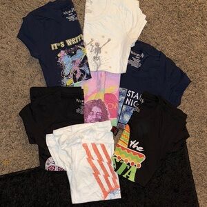 Woman’s baby tees Graphic T-Shirts Bundle x7 all xs & small/used in great cond.